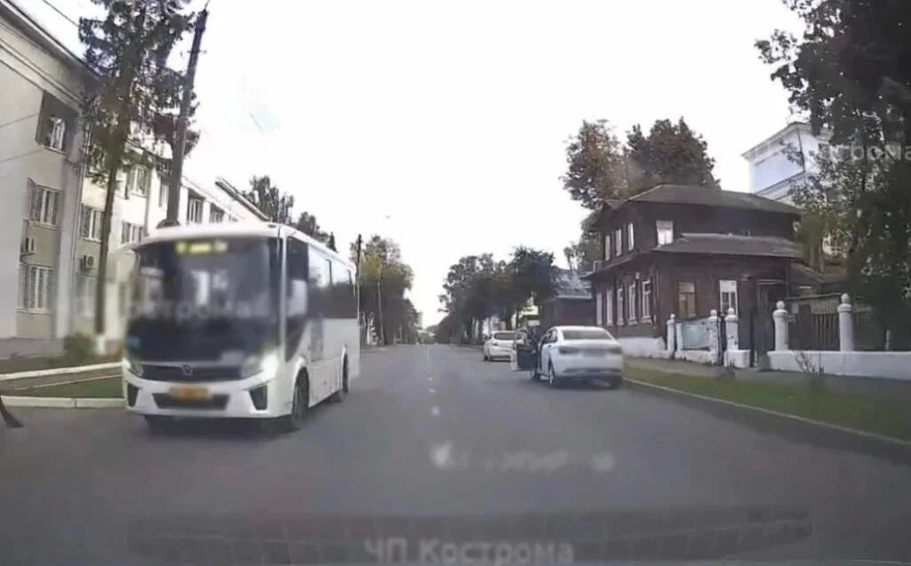 КОСТРОМИЧИ ПОМОГЛИ ПОЙМАТЬ ЕХАВШЕГО ПО ВСТРЕЧКЕ ВОДИТЕЛЯ АВТОБУСА