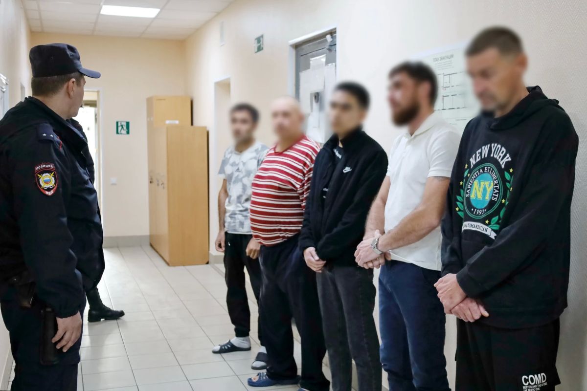 Костромские полицейские обеспечили выдворение и депортацию 8 иностранных граждан, чье пребывание в России признано нежелательным Костромские полицейские обеспечили выдворение и депортацию 8 иностранных граждан, чье пребывание в России признано нежелательным