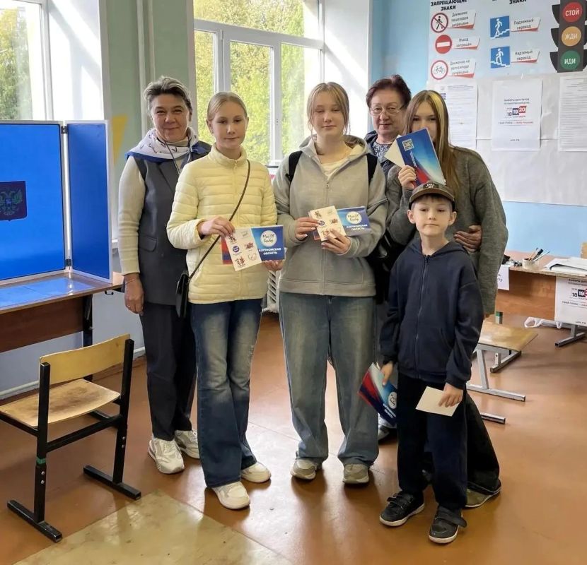 Вспоминая прошедшие дни голосования в Костромской области, мы с особой теплотой отмечаем одну важную деталь: на избирательные участки люди часто приходили целыми семьями Вспоминая прошедшие дни голосования в Костромской области, мы с особой теплотой отмечаем одну важную деталь: на избирательные участки люди часто приходили целыми семьями