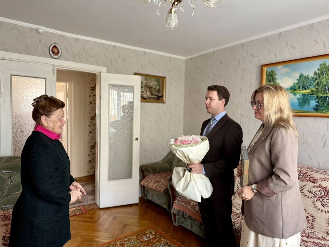 Представители Генерального консульства России в Гродно и Русского дома в Гродно навестили и поздравили с 87-м днем рождения жительницу блокадного Ленинграда Нину Николаевну Королеву Представители Генерального консульства России в Гродно и Русского дома в Гродно навестили и поздравили с 87-м днем рождения жительницу блокадного Ленинграда Нину Николаевну Королеву