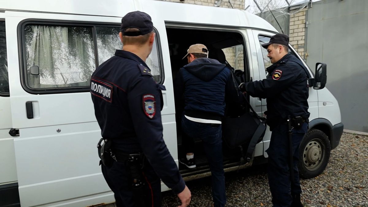 Костромские полицейские обеспечили выдворение и депортацию 8 иностранных граждан, чье пребывание в России признано нежелательным Костромские полицейские обеспечили выдворение и депортацию 8 иностранных граждан, чье пребывание в России признано нежелательным