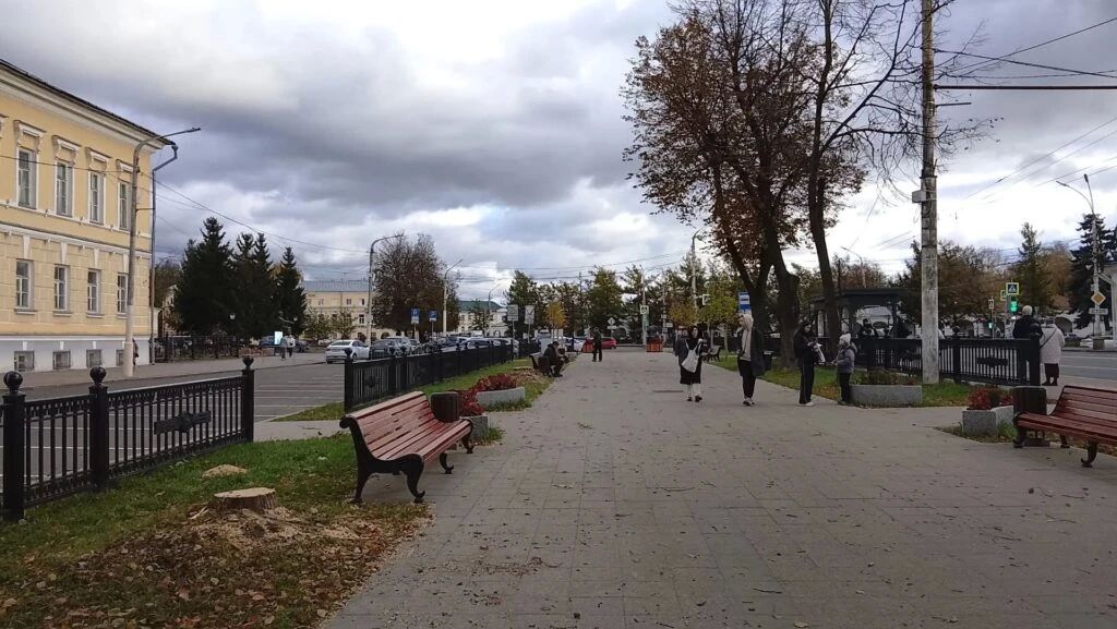 В БОТНИКОВСКОМ СКВЕРЕ КОСТРОМЫ ВЫРУБИЛИ АВАРИЙНЫЕ ДЕРЕВЬЯ