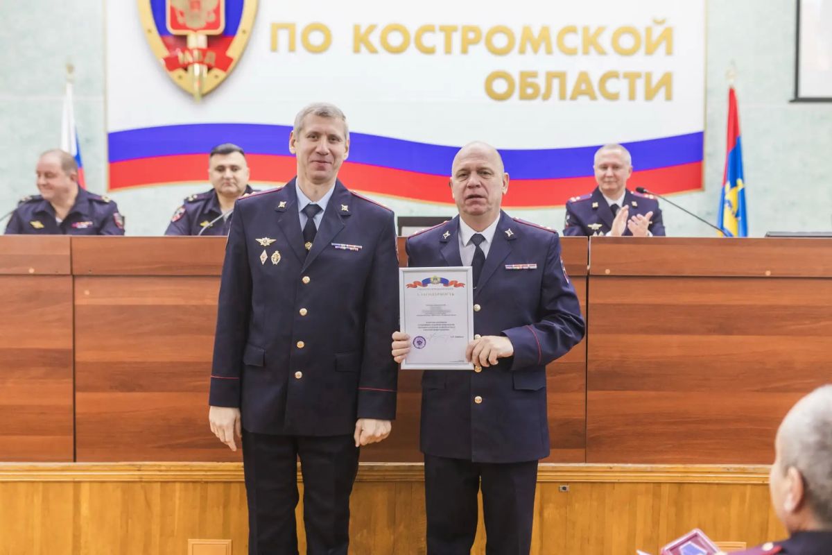 В Костроме руководство регионального Управления МВД России поздравило с днем образования службы сотрудников штабных подразделений В Костроме руководство регионального Управления МВД России поздравило с днем образования службы сотрудников штабных подразделений