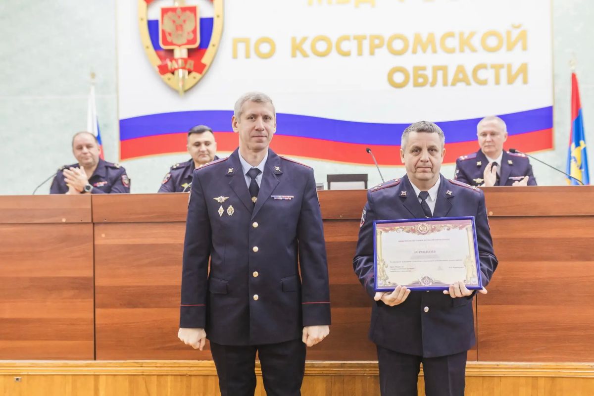 В Костроме руководство регионального Управления МВД России поздравило с днем образования службы сотрудников штабных подразделений В Костроме руководство регионального Управления МВД России поздравило с днем образования службы сотрудников штабных подразделений