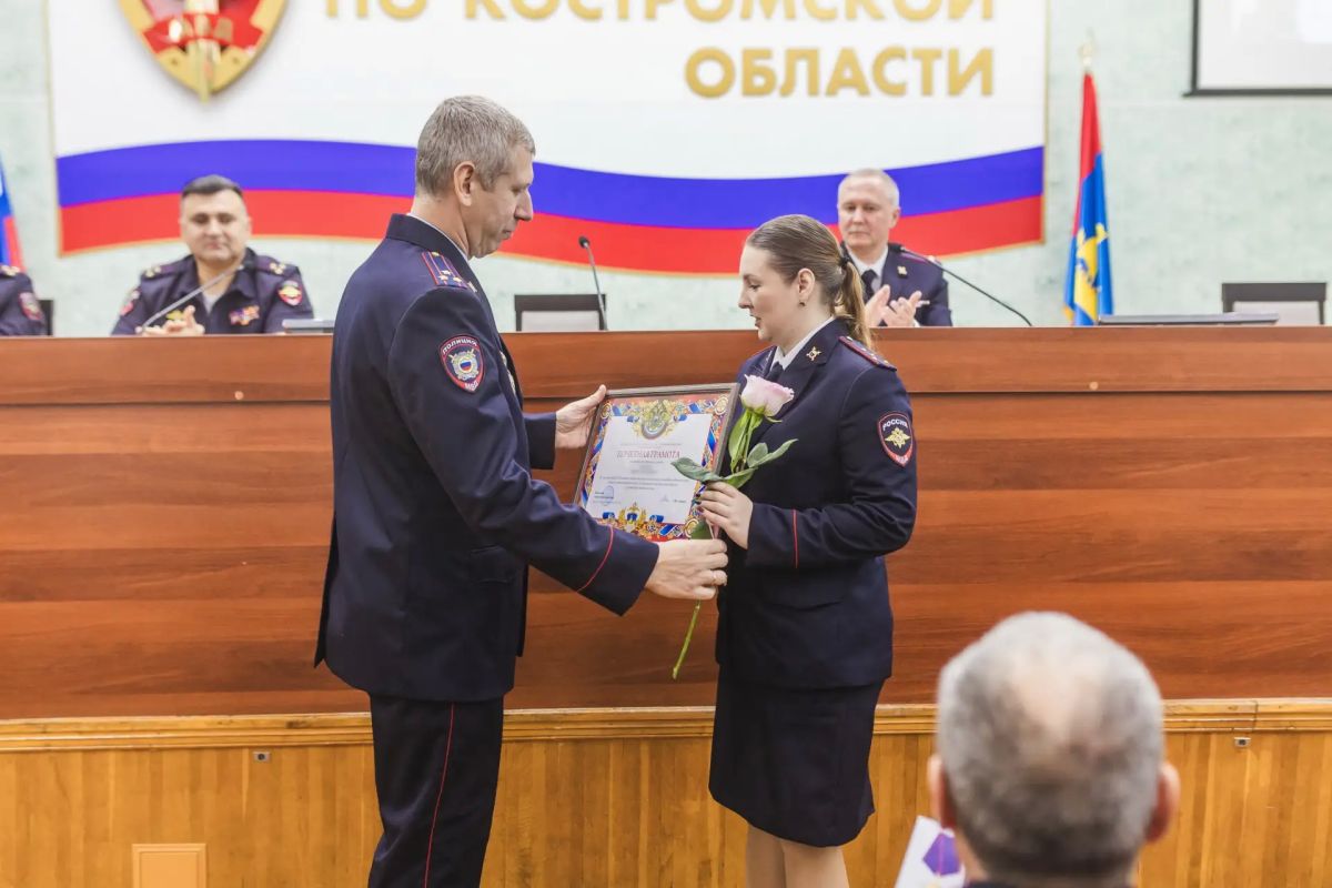 В Костроме руководство регионального Управления МВД России поздравило с днем образования службы сотрудников штабных подразделений В Костроме руководство регионального Управления МВД России поздравило с днем образования службы сотрудников штабных подразделений