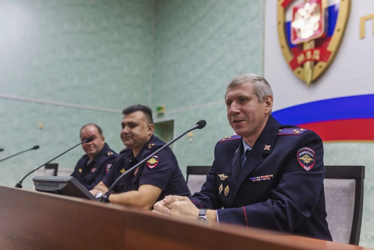 В Костроме руководство регионального Управления МВД России поздравило с днем образования службы сотрудников штабных подразделений В Костроме руководство регионального Управления МВД России поздравило с днем образования службы сотрудников штабных подразделений