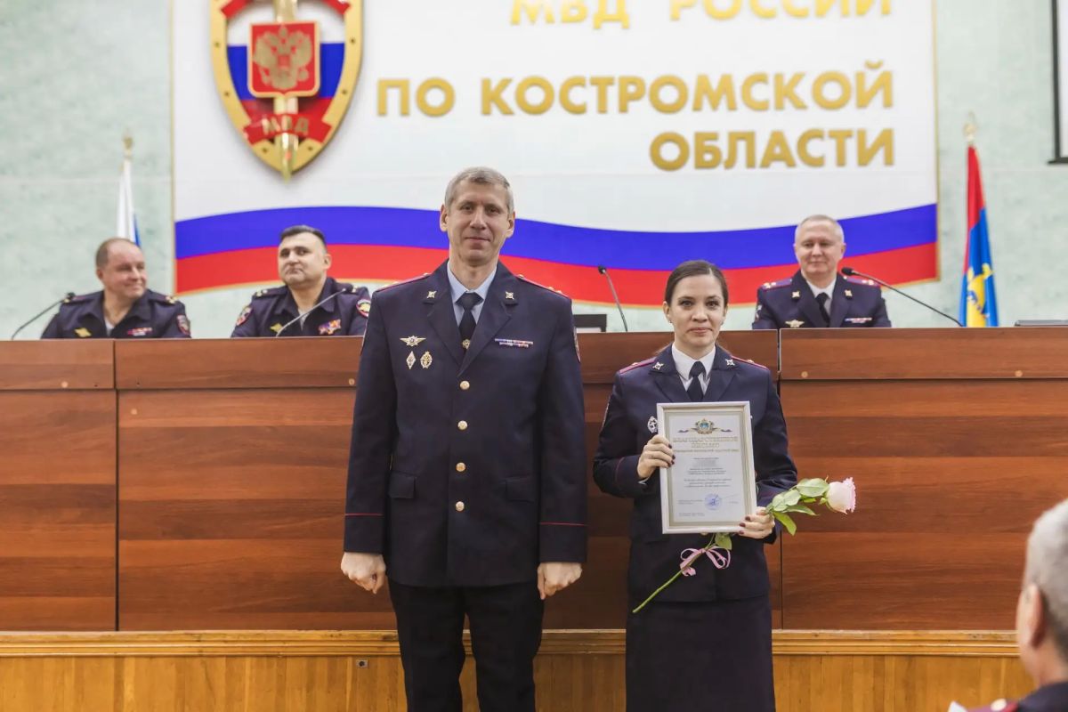 В Костроме руководство регионального Управления МВД России поздравило с днем образования службы сотрудников штабных подразделений В Костроме руководство регионального Управления МВД России поздравило с днем образования службы сотрудников штабных подразделений