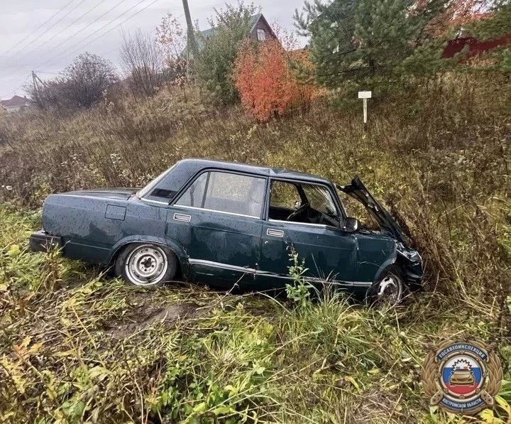 АВТОЛЕДИ НА ВАЗЕ ОКАЗАЛАСЬ В КЮВЕТЕ ПОСЛЕ СТОЛКНОВЕНИЯ С КИТАЙЦЕМ НА КОСТРОМСКОЙ ДОРОГЕ