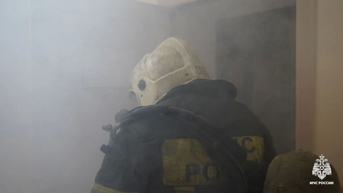 Сотрудники МЧС России отработали навыки тушения пожара на территории военной Академии РХБ защиты Сотрудники МЧС России отработали навыки тушения пожара на территории военной Академии РХБ защиты