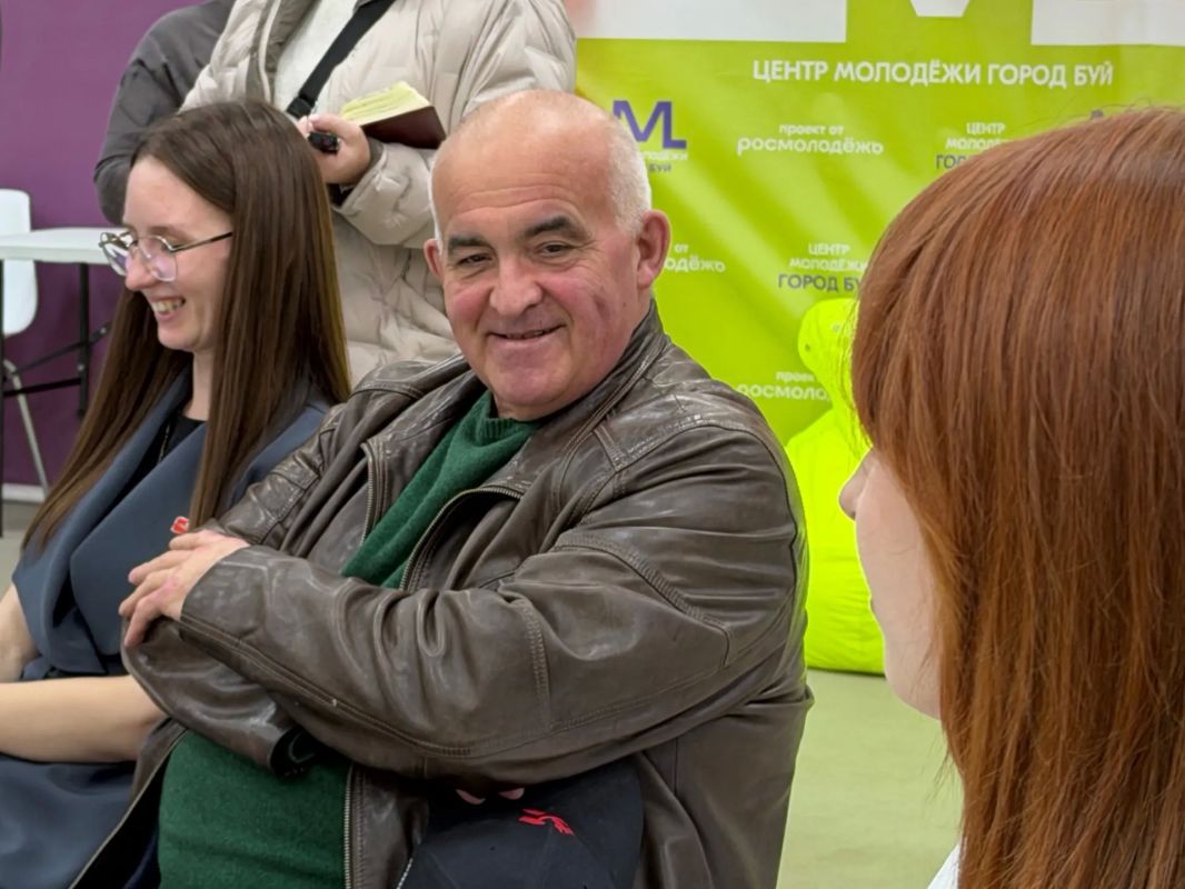 Сергей Ситников пригласил активную молодёжь Буя к участию в сменах областных лагерей актива Сергей Ситников пригласил активную молодёжь Буя к участию в сменах областных лагерей актива