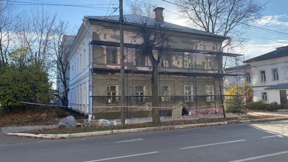 В ЦЕНТРЕ КОСТРОМЫ НА ДЕНЬГИ ТУРИСТОВ РЕМОНТИРУЮТ ДВА СТАРИННЫХ ДОМАПАМЯТНИКА В ЦЕНТРЕ КОСТРОМЫ НА ДЕНЬГИ ТУРИСТОВ РЕМОНТИРУЮТ ДВА СТАРИННЫХ ДОМАПАМЯТНИКА