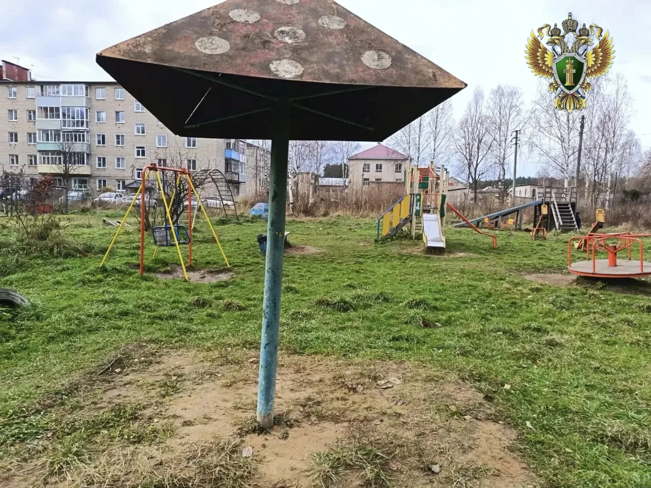 Шарьинская межрайонная прокуратура провела проверку по публикации в сети Интернет о соблюдении требований безопасности при эксплуатации детской площадки в районе дома № 21 по ул. 50 лет Советской власти в городе Шарья