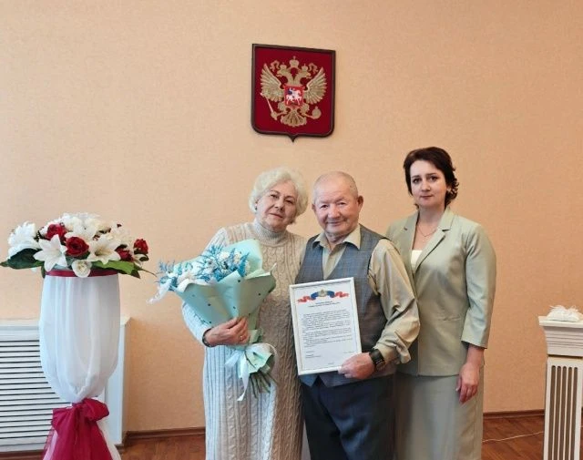 УМЕТЬ УСТУПАТЬ И ПРОЩАТЬ: КОСТРОМСКАЯ ПАРА ОТМЕТИЛА 55-ЛЕТИЕ СВАДЬБЫ