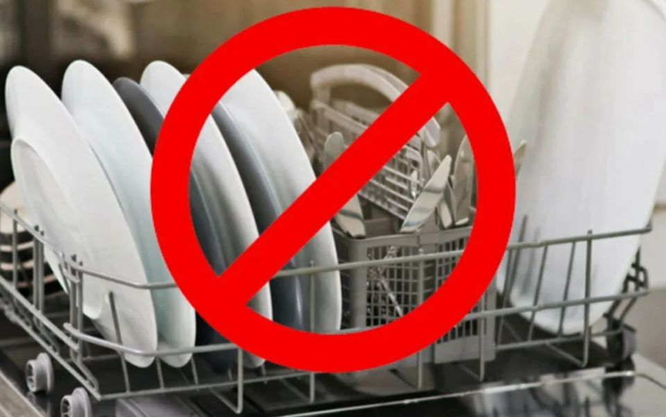 Что нельзя помещать в посудомоечную машину: предметы под угрозой