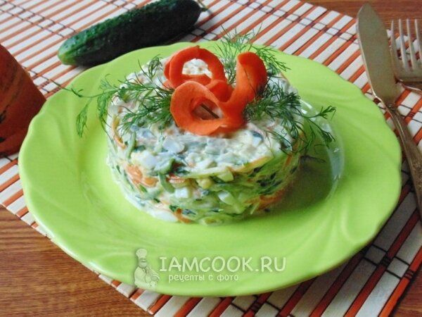 Салат, который удивляет: попробуйте оригинальный рецепт с тыквой и огурцами