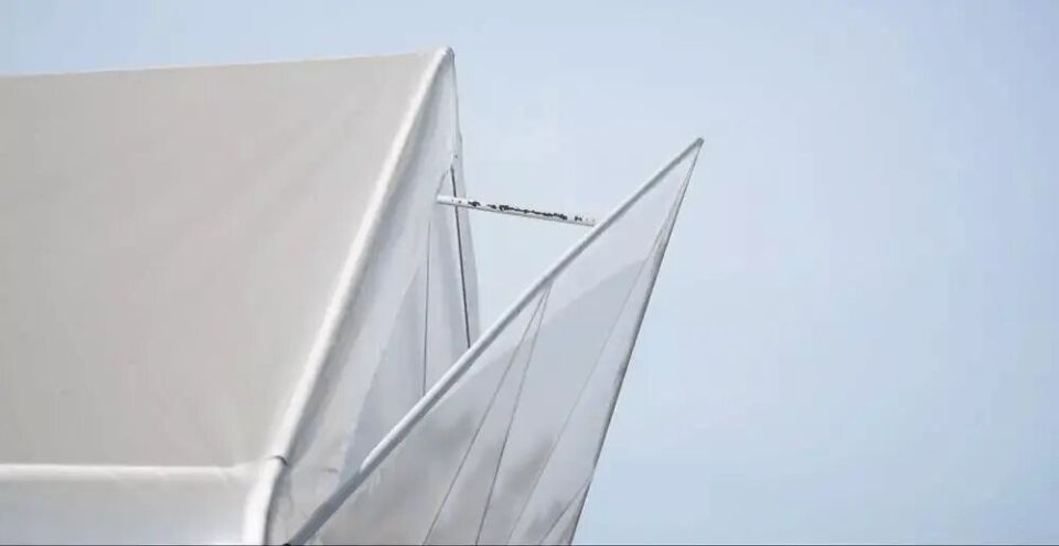 Что делать с дверями теплицы зимой: открывать или закрывать?