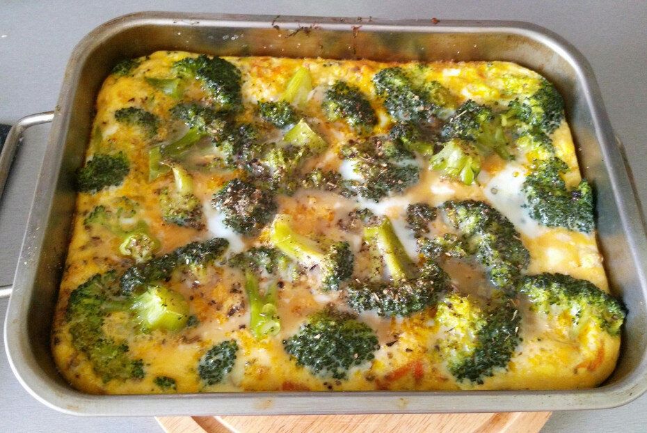 Запеченная брокколи с яйцами и пряными травами