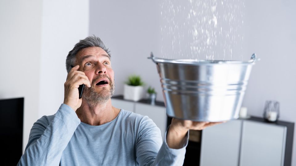 Как не стать жертвой финансового краха: что делать при заливе соседей в 2025 году