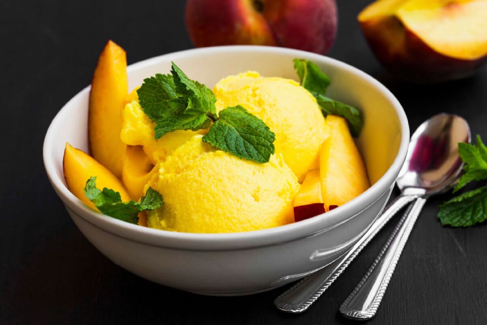 Прохладное наслаждение: секреты идеального персикового мороженого