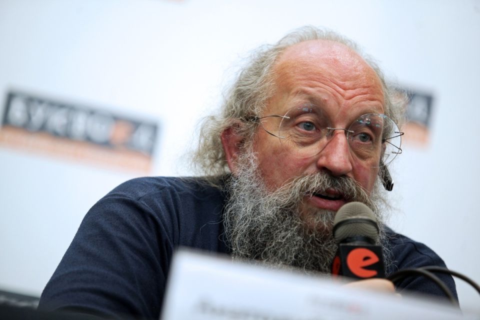 Депутат Госдумы против 12-летней школы: что стоит за его позицией?