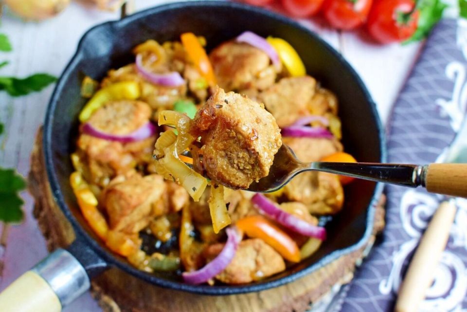 Как быстро и вкусно приготовить жареную свинину с луком: идеальный рецепт для семейного ужина