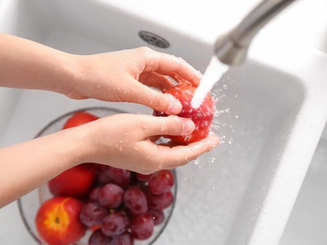 Как правильно мыть фрукты и ягоды: полезные советы от нутрициолога