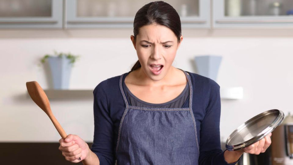 Выкиньте эту бабушкину посуду из дома: медленно травит ваш организм