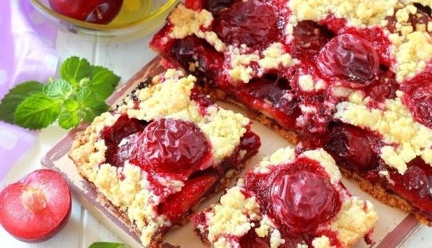 Сладкое наслаждение: сливовый пирог с шоколадом, который покорит вас