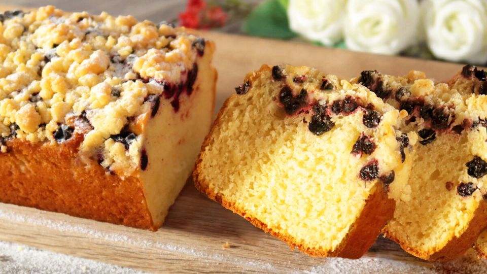 Нежный творожный кекс с ягодами: просто и быстро