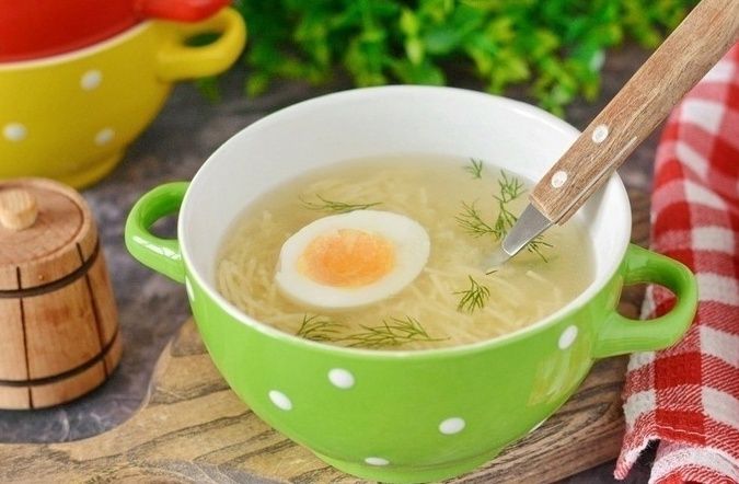 Простой куриный бульон с вермишелью и яйцом для всей семьи