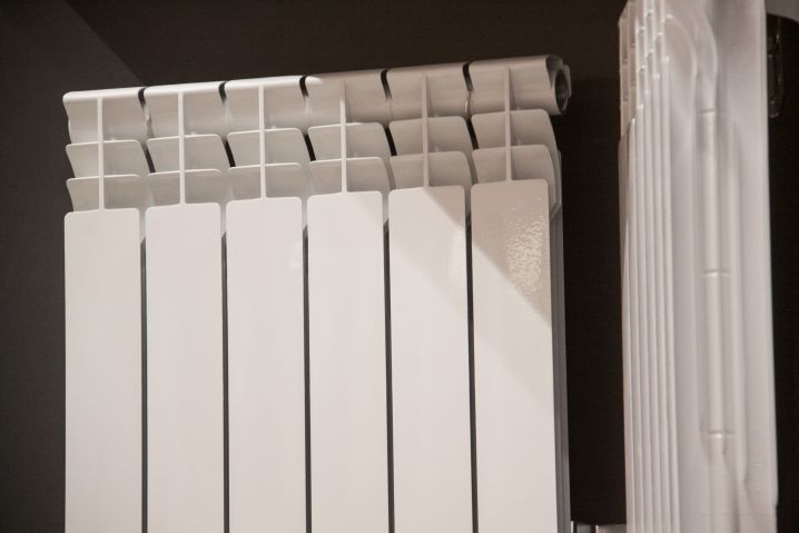 Почему нельзя сушить одежду на батарее: рассмотрение важных аспектов для хозяек