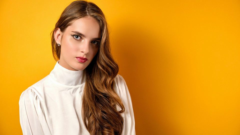 Лучше, чем в салоне: девушка взяла пояс от халата и сделала шикарные кудри