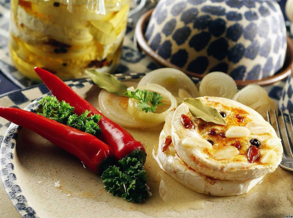 Как поступить с сыром, покрывшимся плесенью