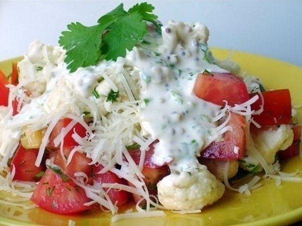 Нежный салат из цветной капусты с помидорами и оригинальным соусом