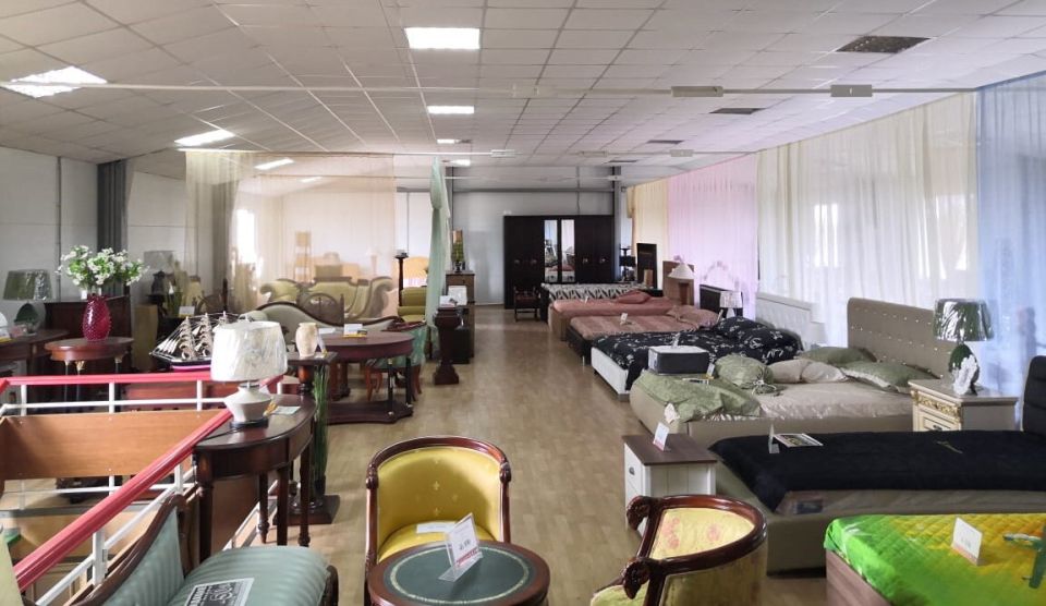 Неожиданный улов на мебельном складе: как антикварный стол заменил детские кровати